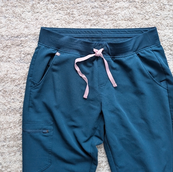 Figs scrubs set Caribbean blue Catarina top Zamora jogger petite - Picture 8 of 14